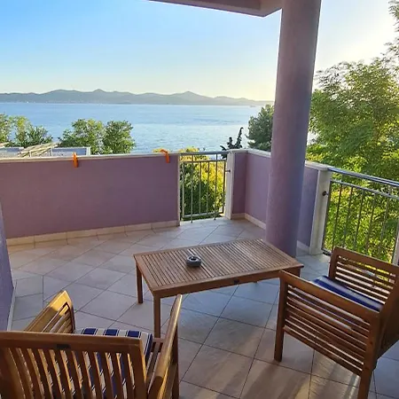 Seaview House Mali Rog *