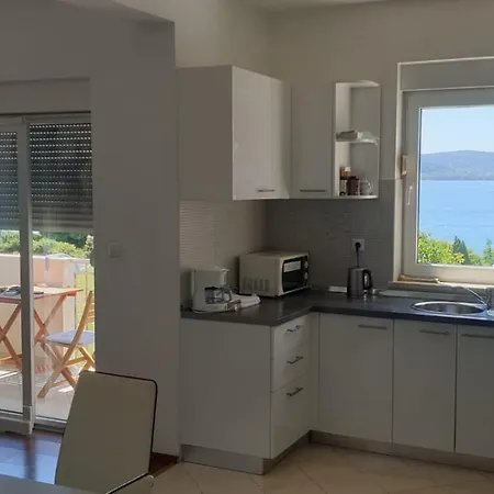 Seaview House Mali Rog *