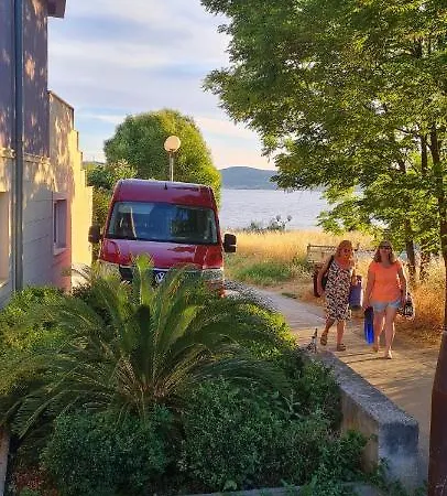 Seaview House Mali Rog *