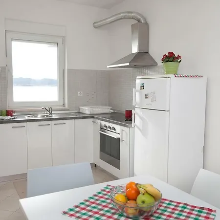 Seaview House Mali Rog