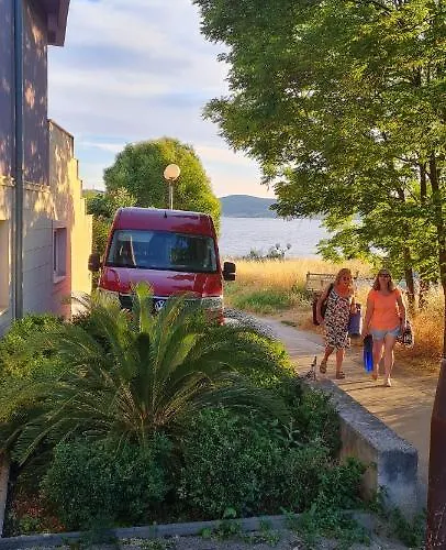 Seaview House Mali Rog *